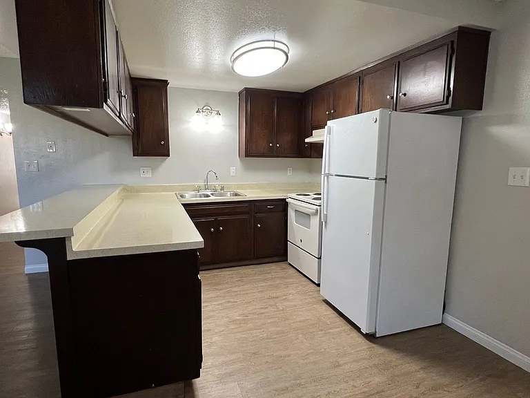 Raintree Garden Apartments — Photo 21