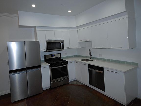 3rd image of 10833 Camarillo St APT 8