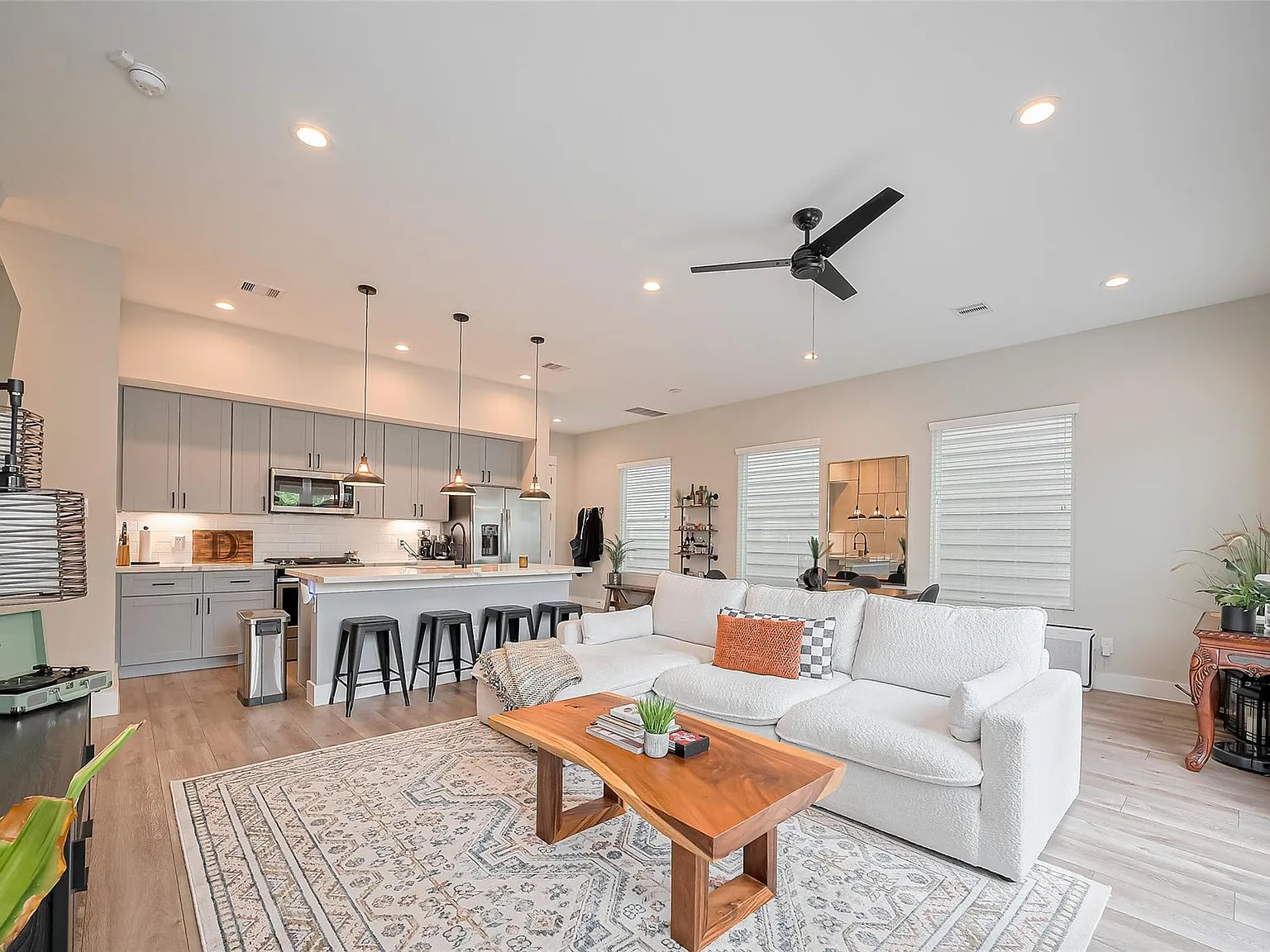 3 bed, 2.5 bath, 1736 sqft, $2,500 — Photo 2