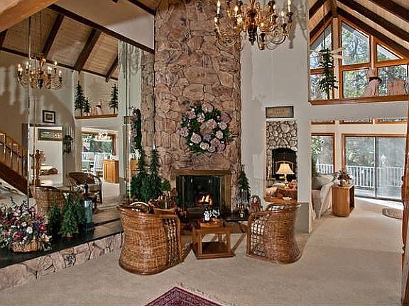 Cozy Living Room w/Firepl