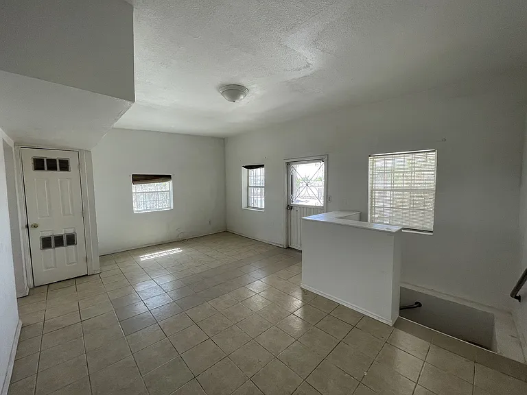 3315 E Missouri Ave — Photo 11