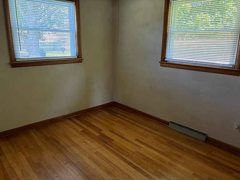 211 Lincoln Dr — Photo 2