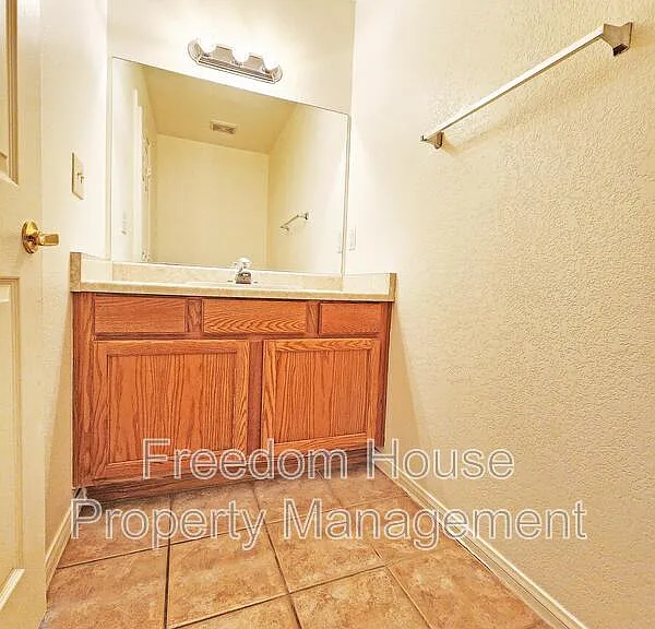 1080 Karen Ct #3 — Photo 10