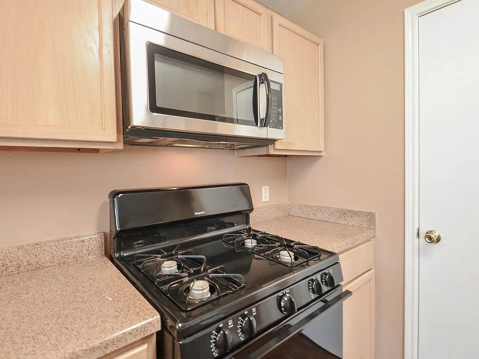 4 bed, 2.5 bath, 1756 sqft, $1,950 — Photo 4