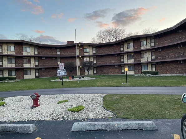 2303 Holiday Ter APT 55, Lansing, IL 60438