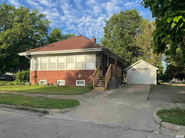 699 Baxter Ct, Canton, IL 61520