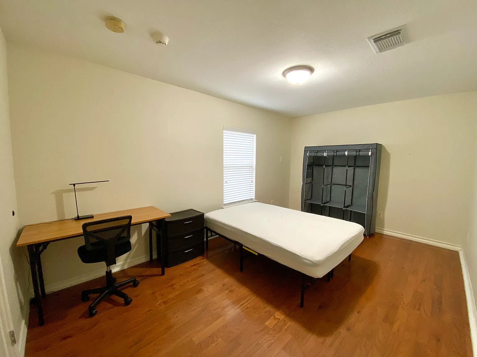 6 bed, $820 — Photo 2