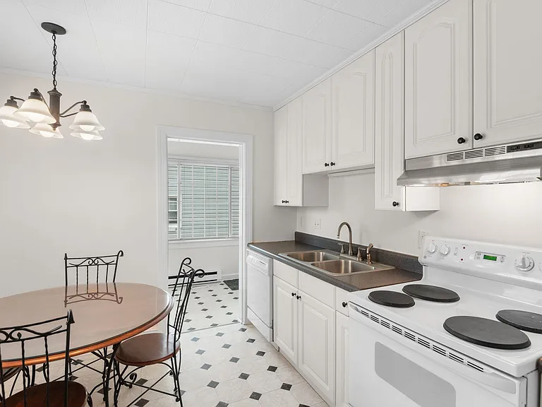 2727 Stratford Dr — Photo 21