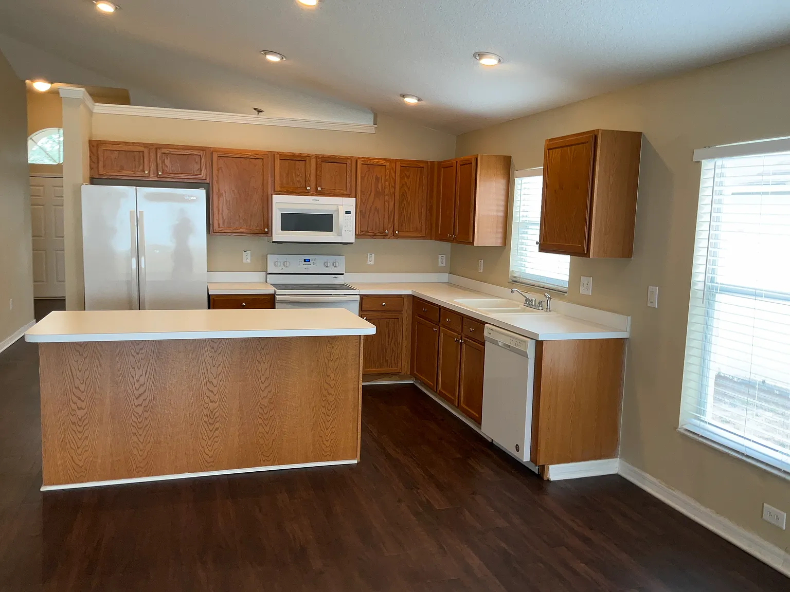 4 bed, 2.0 bath, 1982 sqft, $2,480 — Photo 2