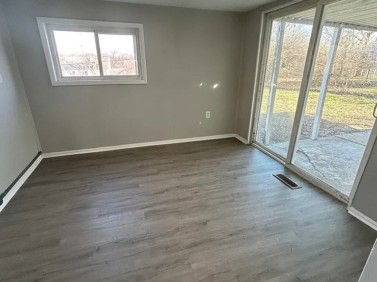 324 Ames Pl — Photo 5