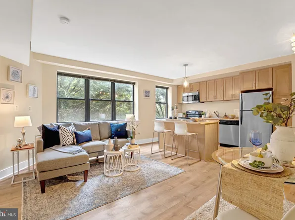 210 Oakwood St SE APT 203, Washington, DC 20032
