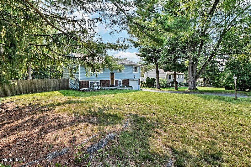 3rd image of 32 Tamarack Lane