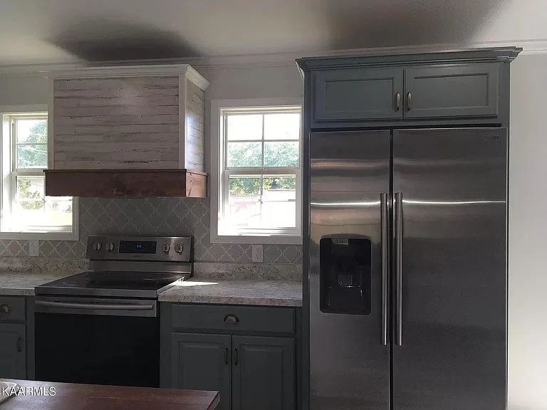 613 Haverford Ln — Photo 3