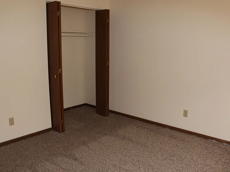Windsor Crest Apartments — Photo 95