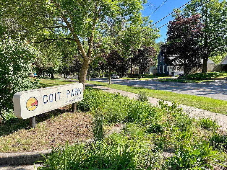 708 Coit Ave NE — Photo 22