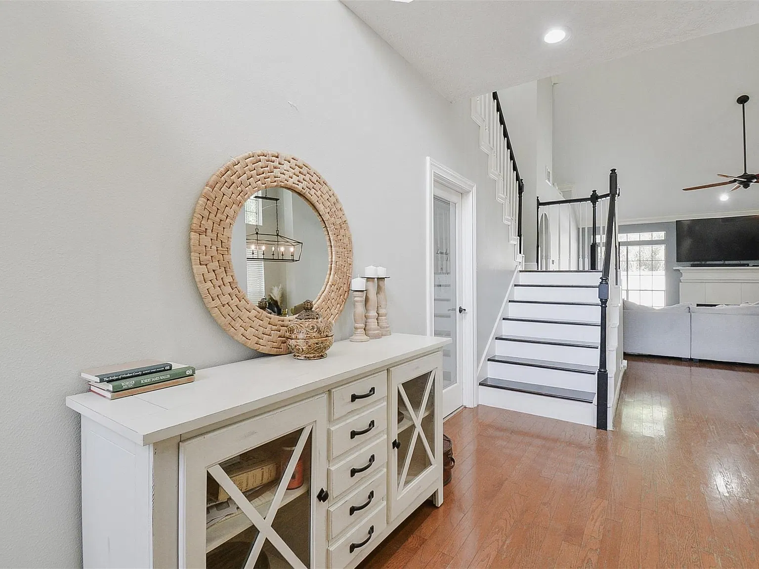 4 bed, 2.5 bath, 2450 sqft, $3,000 — Photo 4