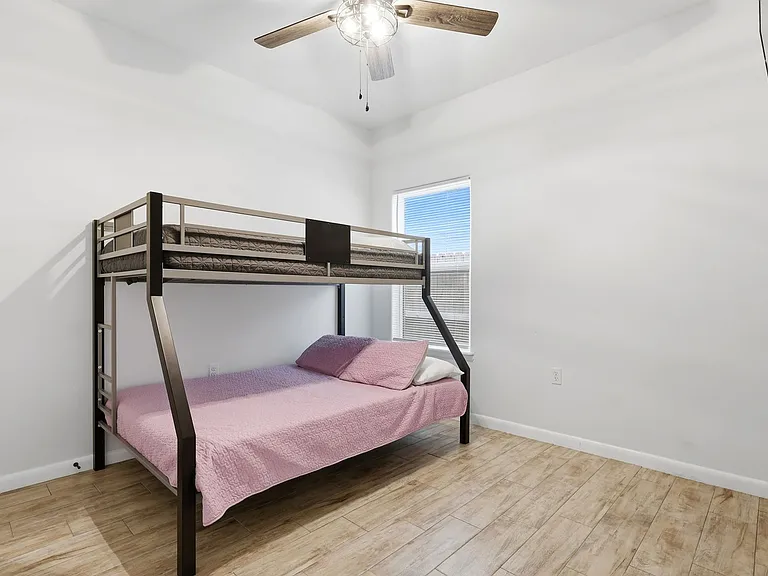 1809 Pease St — Photo 13
