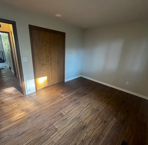 Smaller bedroom (12 x 10feet)