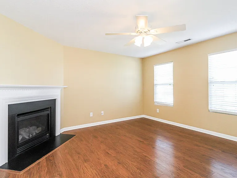 300 Creekview Dr — Photo 6