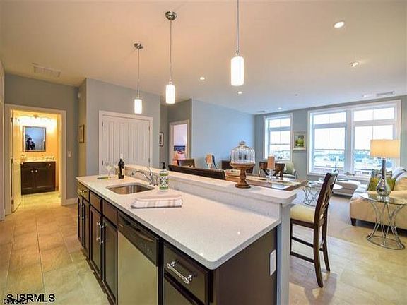 4th image of 810 Asbury Ave #306
