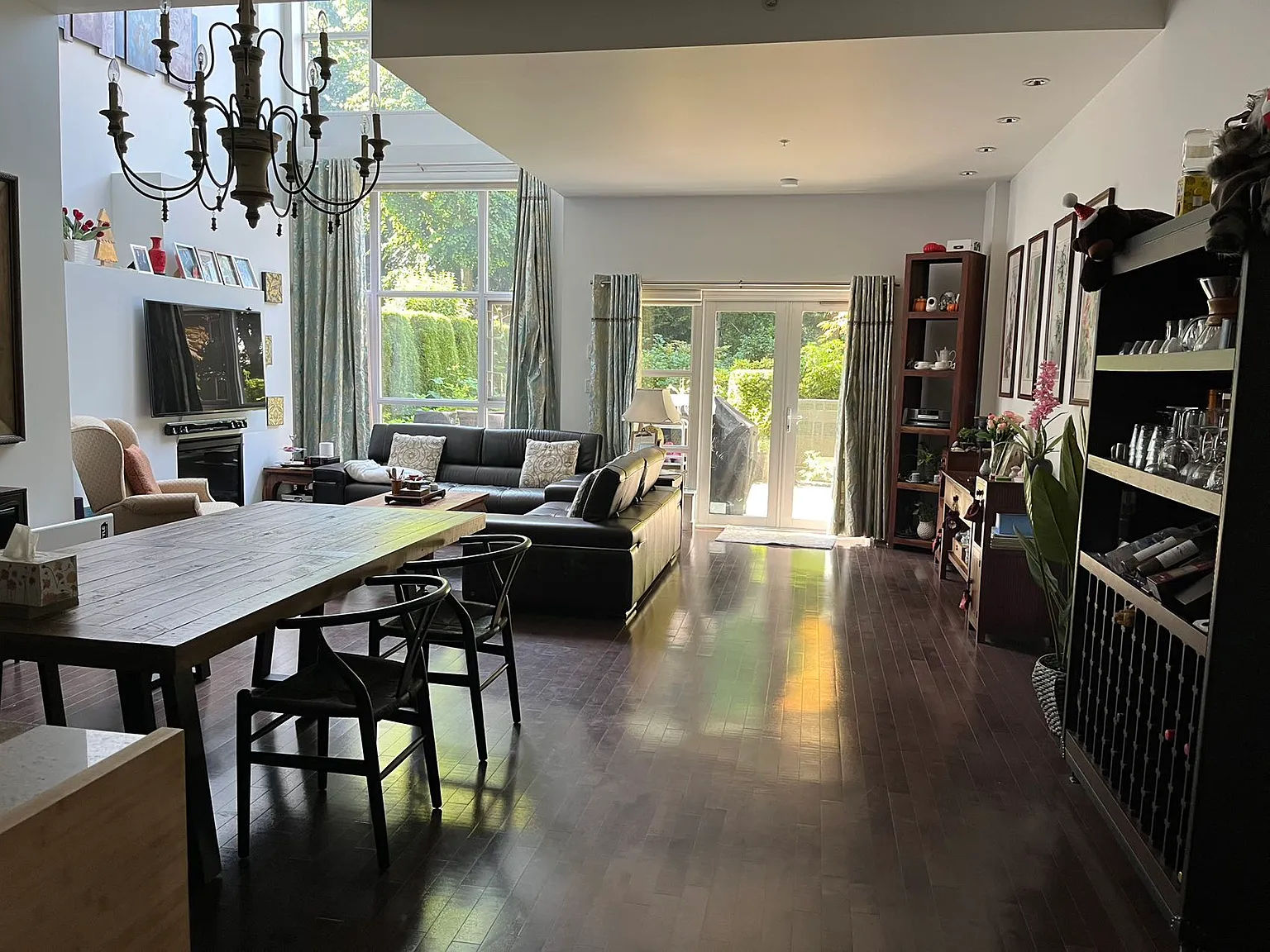 4 bed, 4.5 bath, 2400 sqft, $7,200 — Photo 3