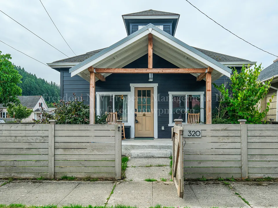320 E Main St
