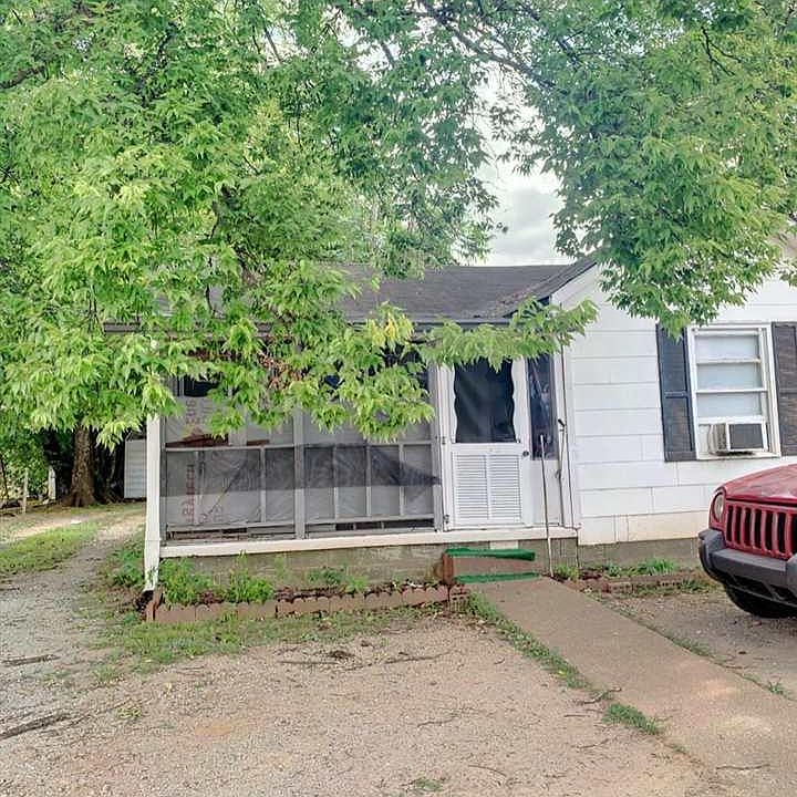 1st image of 1017 Meadow Dr NW