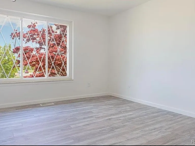 8724 Common Rd — Photo 16