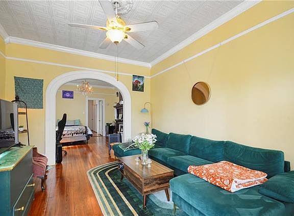 4th image of 429 Seguin St