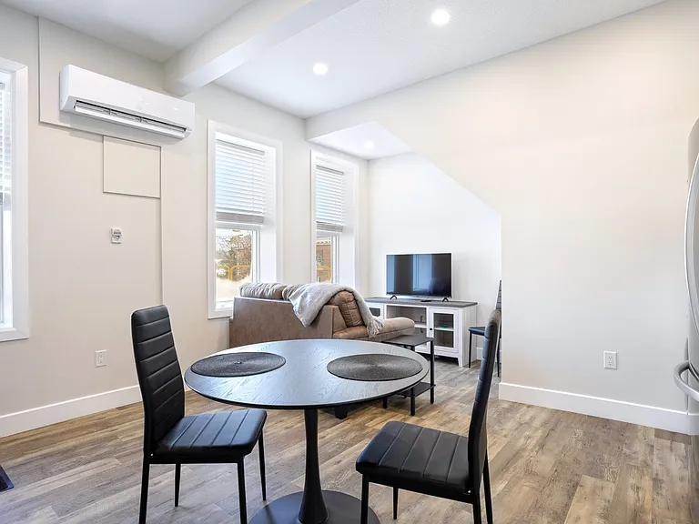 537 Talbot St — Photo 40