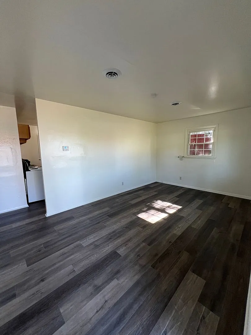 Remodeled Like New 2 Bedroom 1 Bath — Photo 2