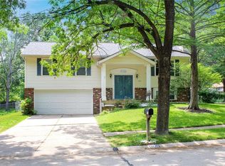 1105 Windyoak Dr, Ballwin, MO 63021