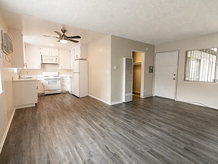 18400 Prairie Street — Photo 11