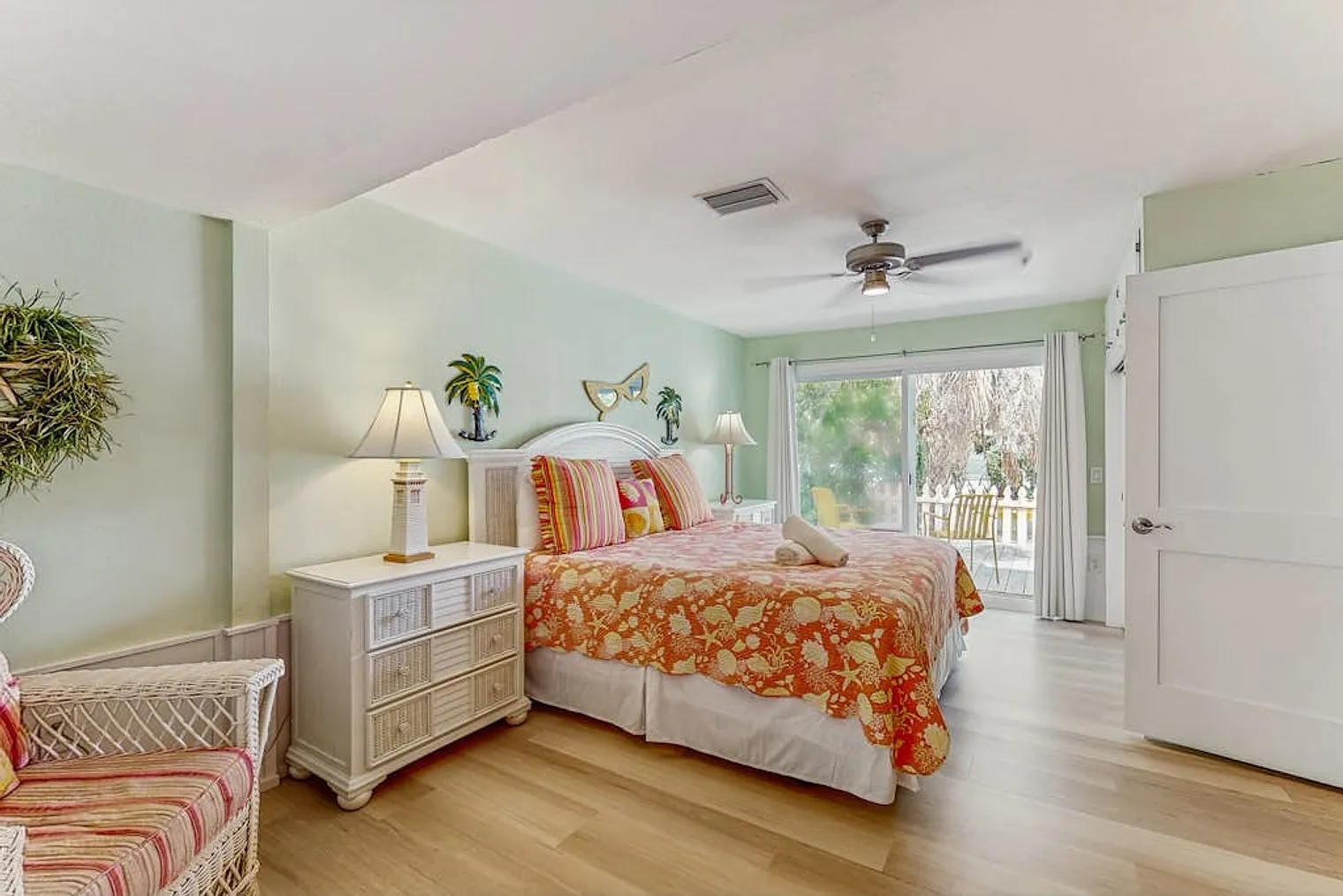 3 bed, 2.0 bath, 1453 sqft, $3,352 — Photo 4