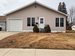 624 N Sycamore St, Monticello, IA 52310