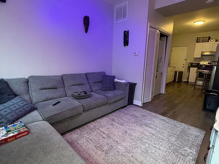 1242 N Greenview Ave — Photo 3