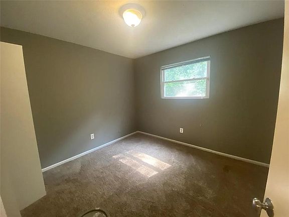4th image of 4701 Roe Ln