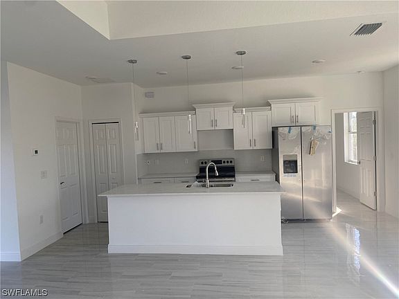 4th image of 909 Hillcrest Ave