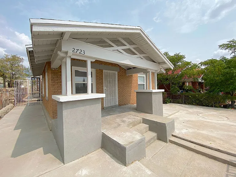 2723 Sacramento Ave — Photo 2