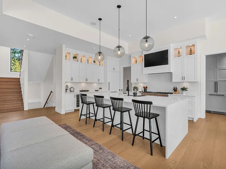 372 Moyne Dr — Photo 10