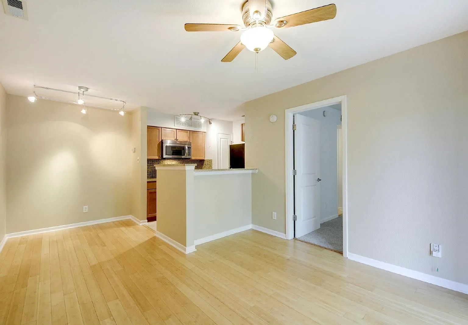1 bed, 1.0 bath, 520 sqft, $1,045 — Photo 1