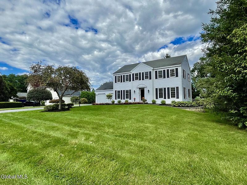 3rd image of 32 Greyledge Drive