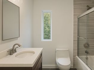 11 Floyd Pl #B, Great Neck, NY 11024