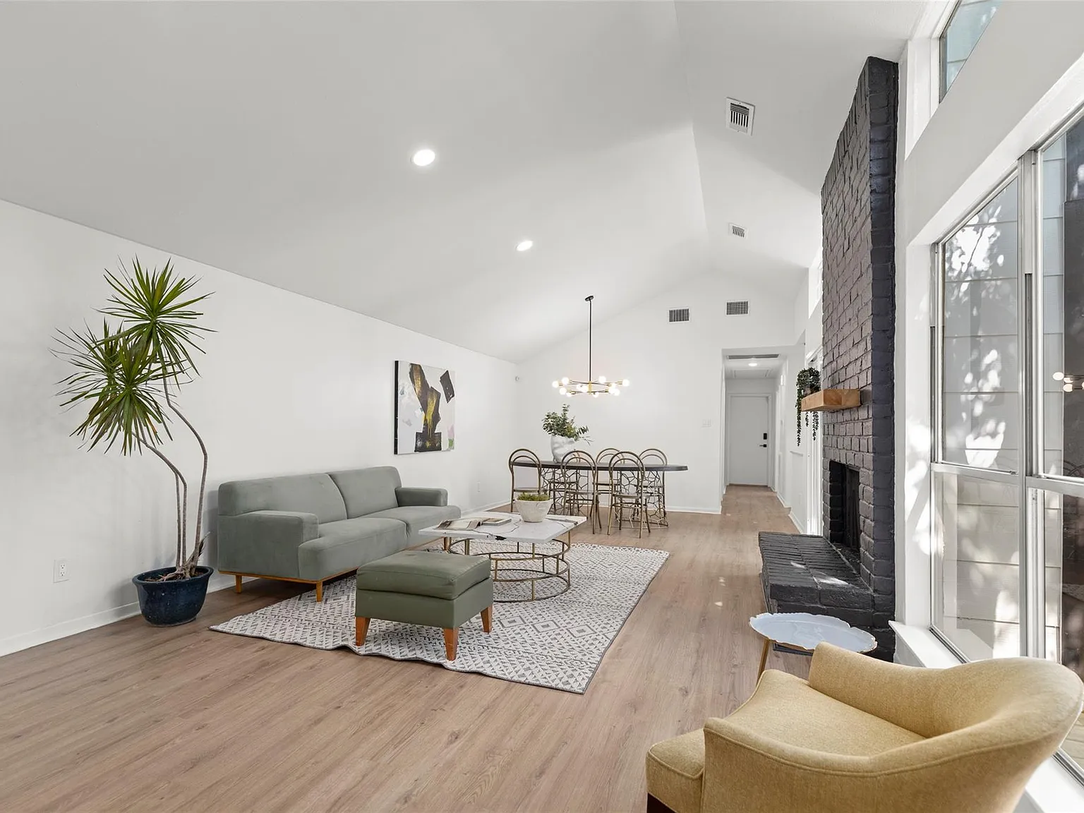 3 bed, 2.0 bath, 1418 sqft, $2,400 — Photo 2