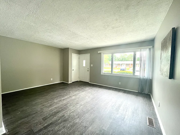 110 N Tyrone Dr — Photo 3