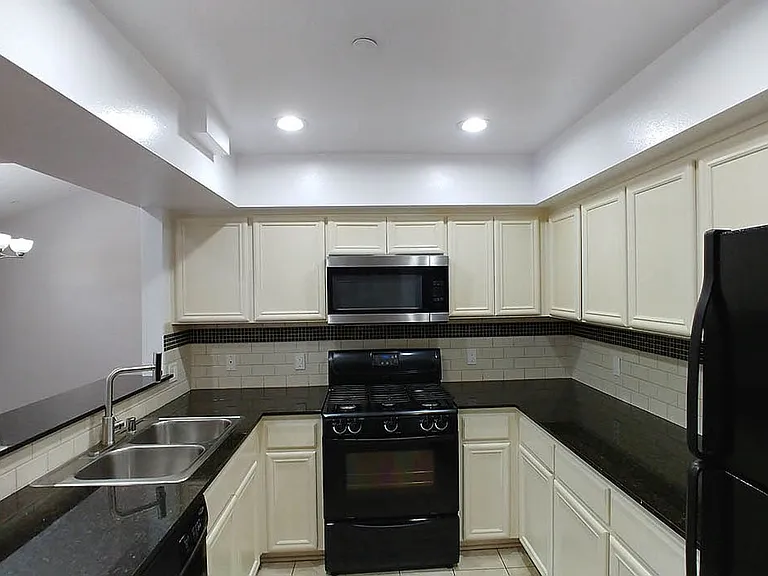 Almeria Townhomes — Photo 175