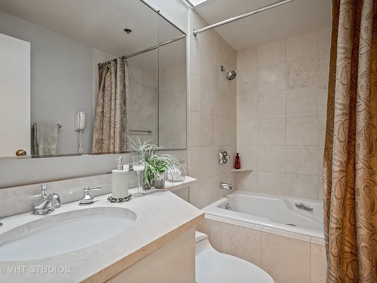 100 E Huron St #1701 — Photo 12