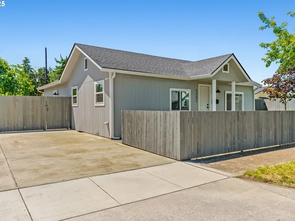1121 D St, Springfield, OR 97477