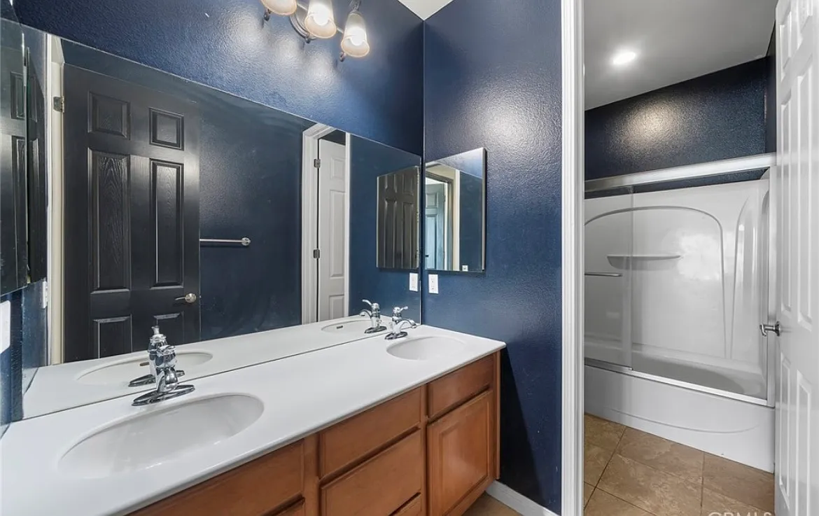 3 bed, 4369 sqft, $1,100 — Photo 3