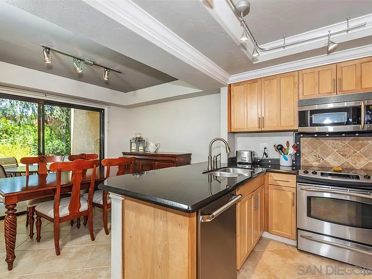 10470 Ridgewater Ln — Photo 9